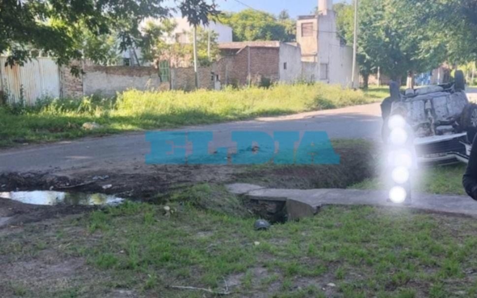 Vuelcos de autos y caídas de motos: el bache que causa estragos en un barrio de La Plata