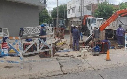 AySA repara cañería rota en Quilmes Centro tras incidente con contratista