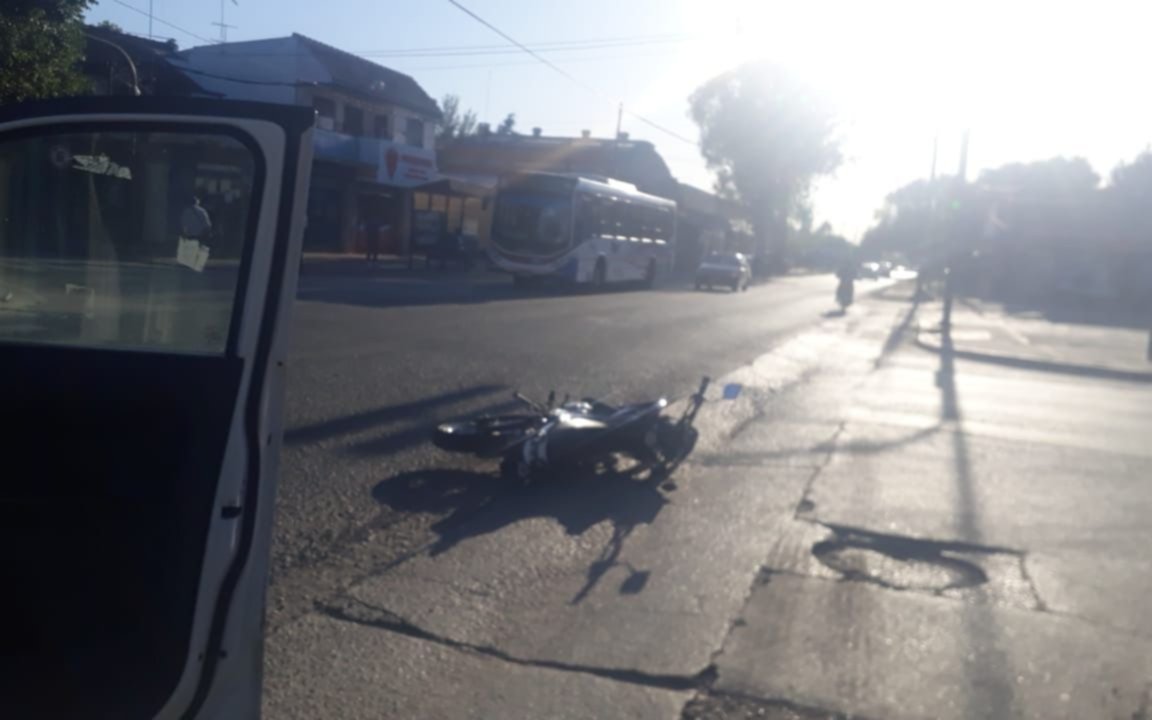 Locura vial en La Plata: tomó, chocó, huyó bajo abandono de persona y se la agarró con la policía