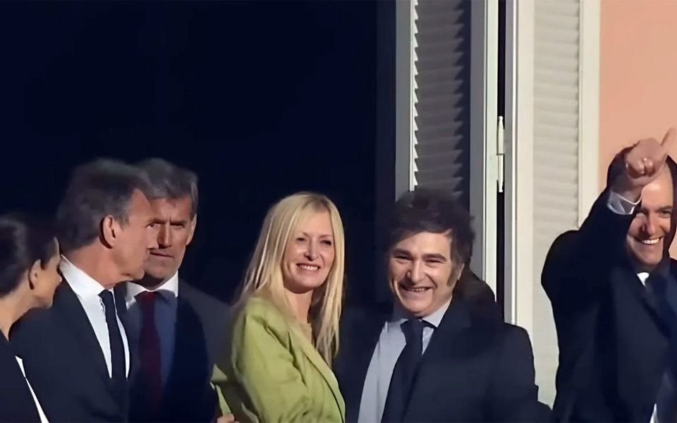 Javier Milei salió con Yuyito González al balcón de la Casa Rosada