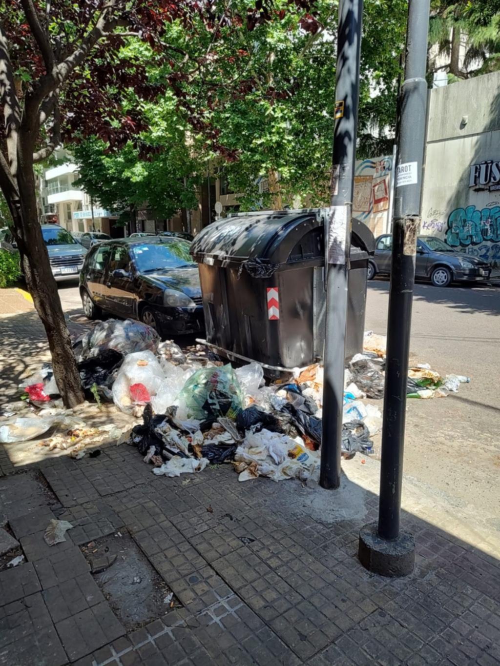 Contenedor desbordado en 54 entre 17 y 18, una postal recurrente