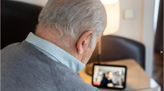 El aislamiento en la adultez: tecnología, una aliada contra la soledad