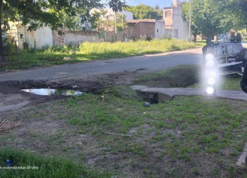 Un bache “de importantes dimensiones” que causa estragos en Los Hornos