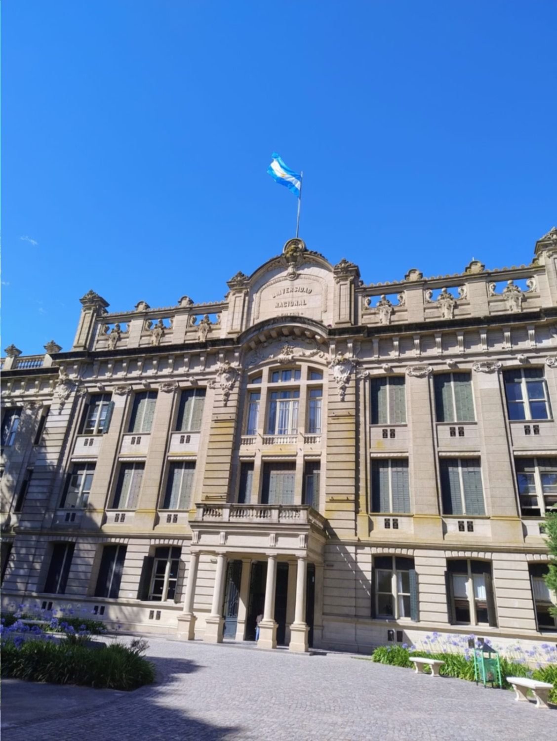 Alta en el cielo de La Plata: reparan el histórico mástil del Colegio Nacional y la Bandera “volvió a flamear" 