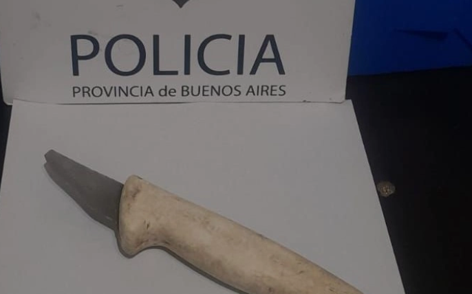 Un menor amenazó con un cuchillo a un vecino para robarle la moto en Berisso