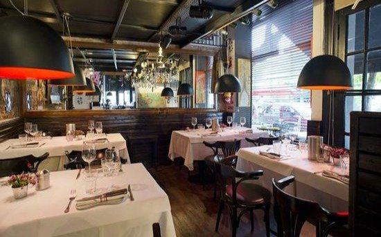 Mendoza: murió el parrillero de un restaurante y obligaron a los empleados a seguir trabajando junto al cuerpo