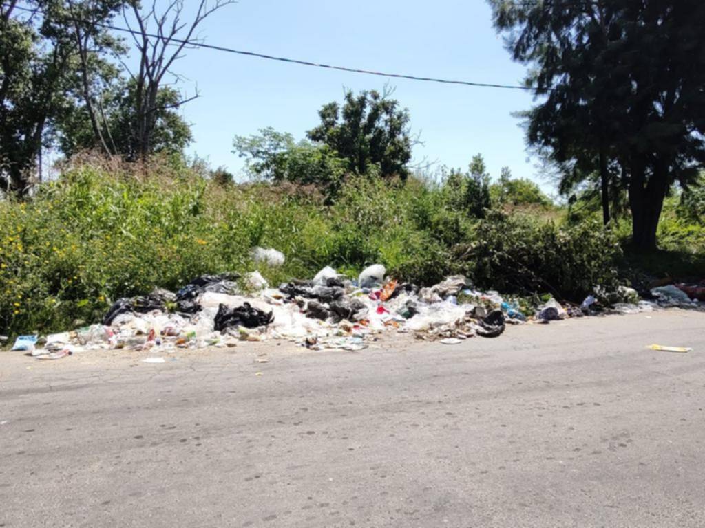 Reclamo por un basural junto a la calzada en la zona de 135 y 520