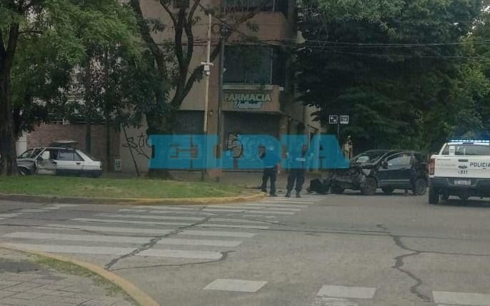 Sábado accidentado en La Plata: fuerte choque con 3 autos involucrados
