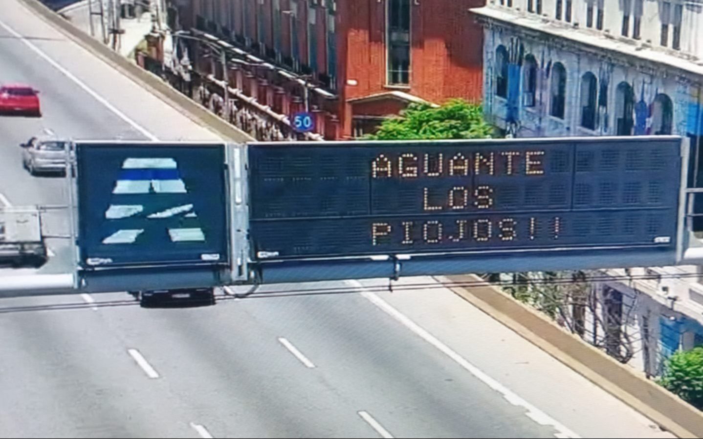 "En el camino cruzaremos...": los carteles sobre Los Piojos en la Autopista Buenos Aires La Plata
