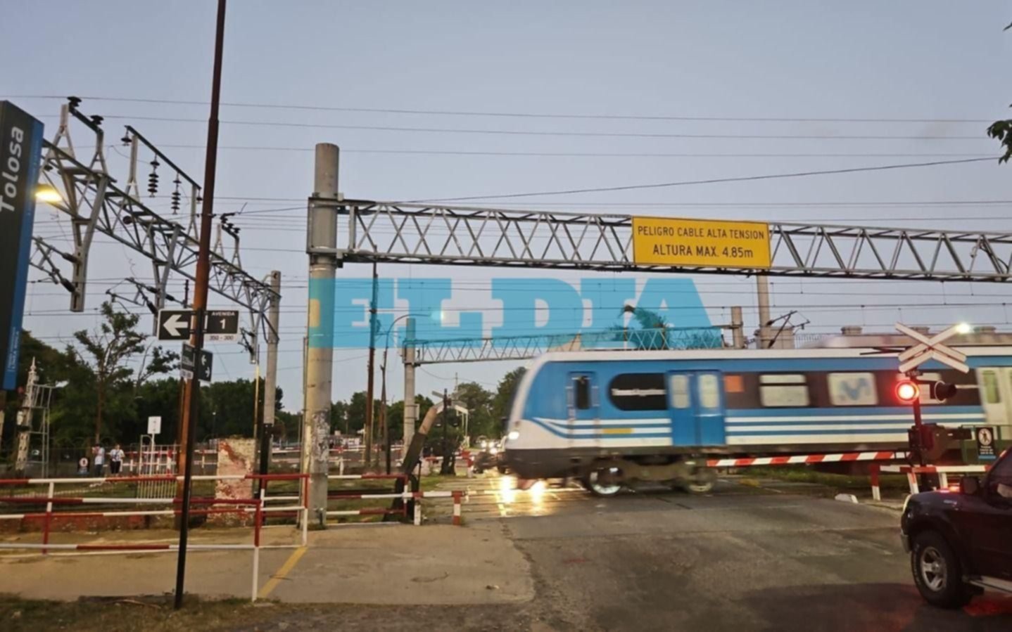 "Por centímetros": vecinos evitaron un suicidio en las vías del tren Roca en La Plata