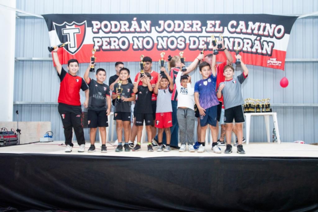 La primera entrega de premios en el polideportivo de Tricolores