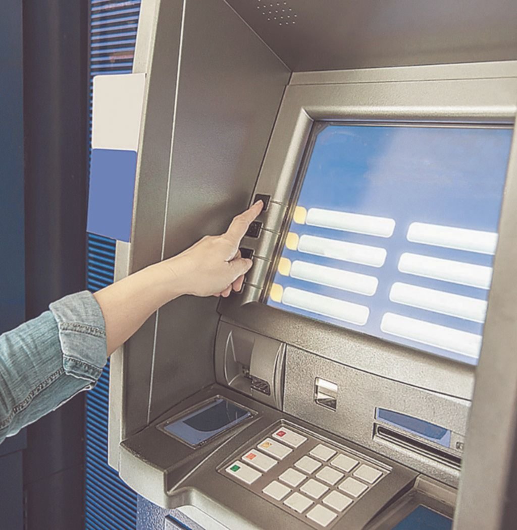El dilema de imprimir el ticket cuando se extrae de dinero en el cajero automático