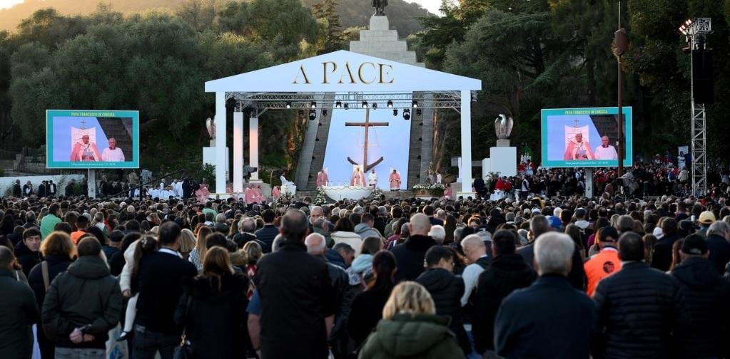 El Papa celebró una masiva misa en Córcega