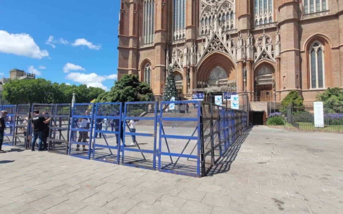 La Catedral de La Plata amaneció vallada en medio de los festejos por las recibidas
