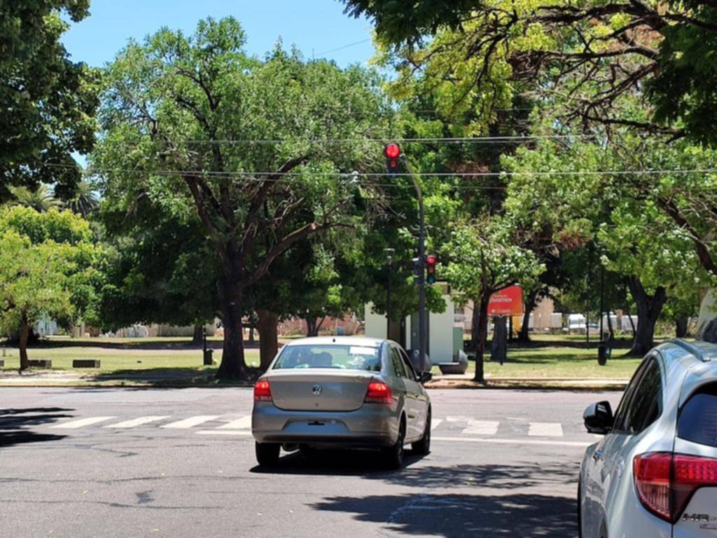 Con semáforos buscan ordenar la zona de 25 y 54