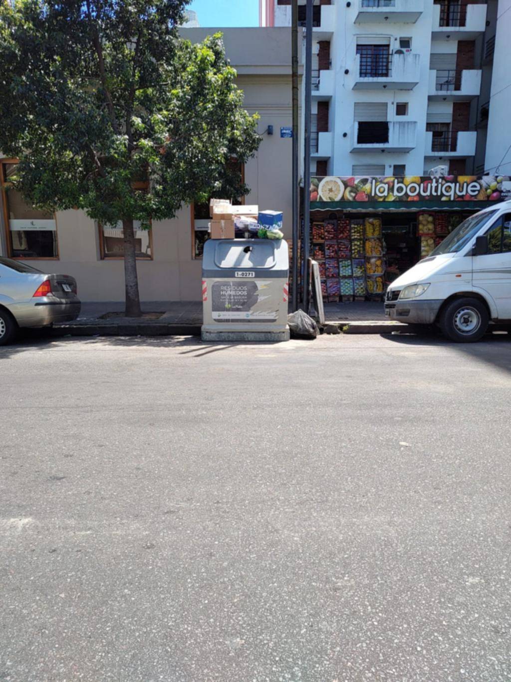 Más contenedores desbordados en el centro: ahora en 11 entre 45 y 46