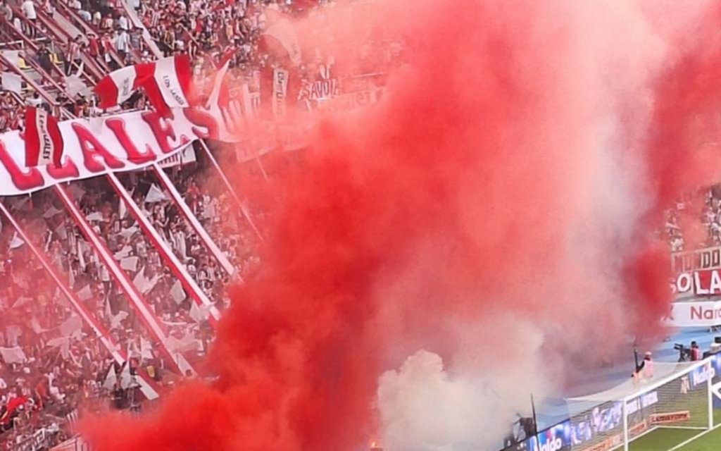Santiago a la vista: los hinchas juegan su propio partido