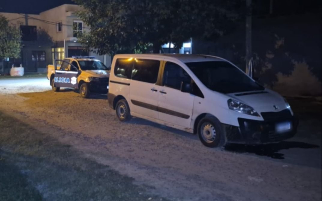 Oportunista del delito en La Plata: vio un auto con la llave puesta y se lo llevó arrasando con un portón 