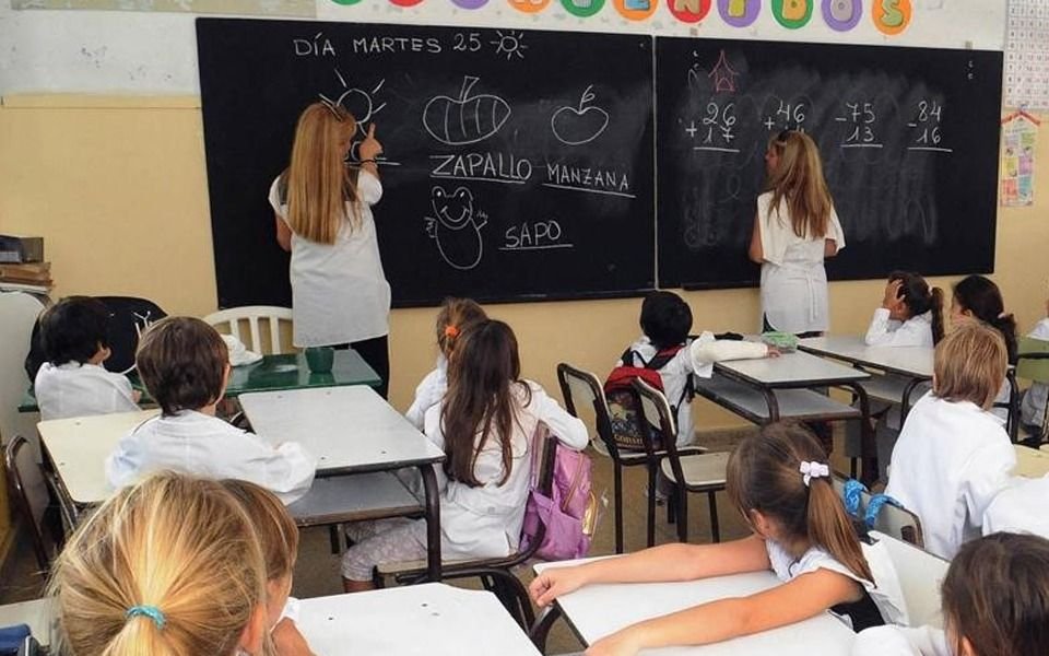 Adelantan el pago del aguinaldo a docentes en Provincia