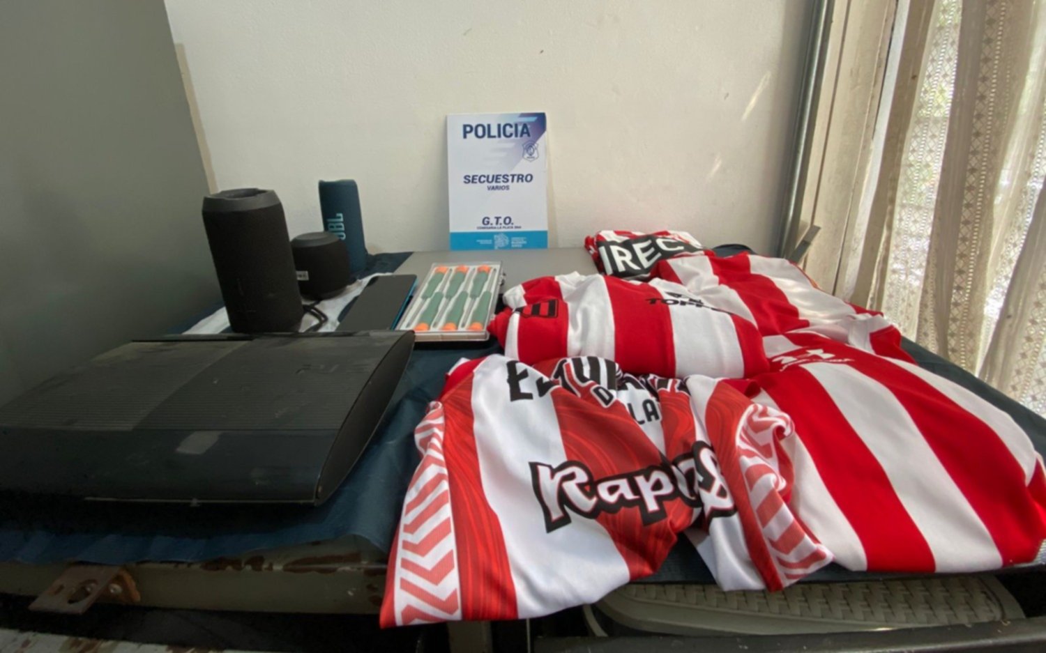 Treparon por un balcón y robaron varias camisetas del Pincha