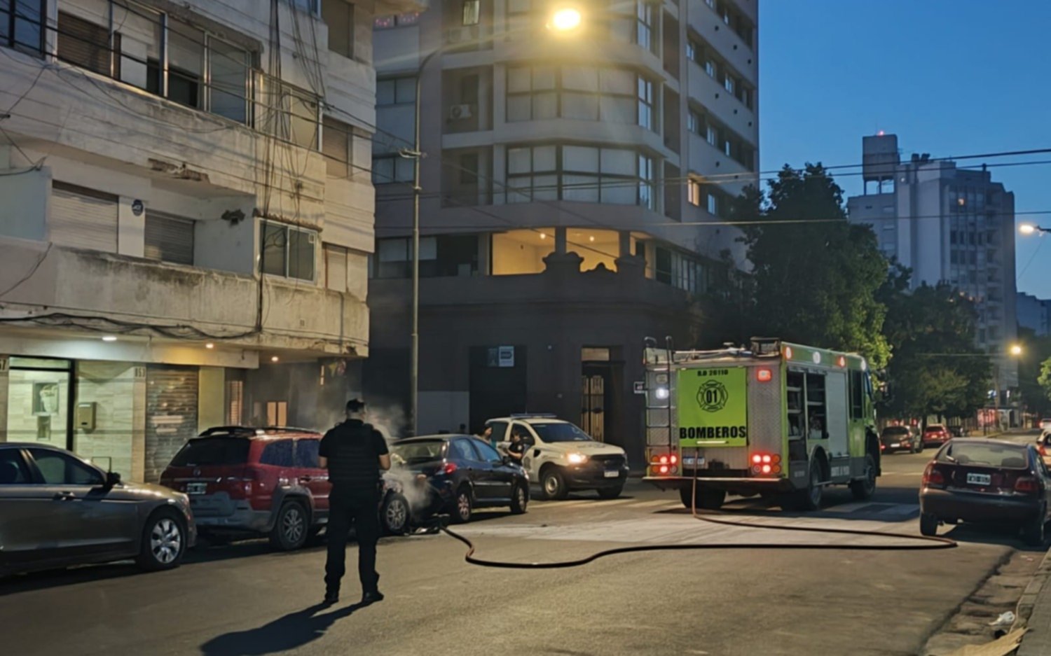 Una camioneta ardió en llamas en el centro de La Plata 