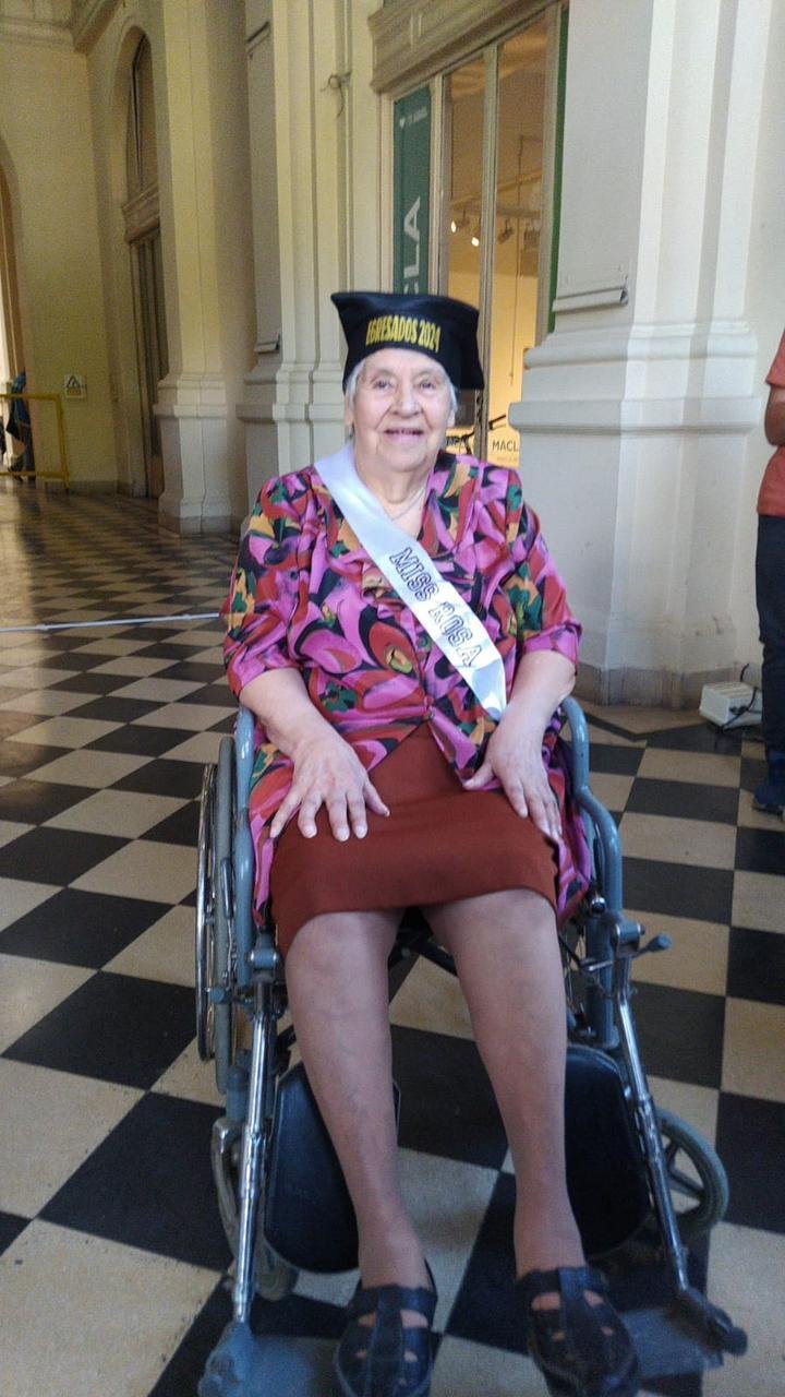 Egresó de bachiller a los 97 años y es un ejemplo de perseverancia