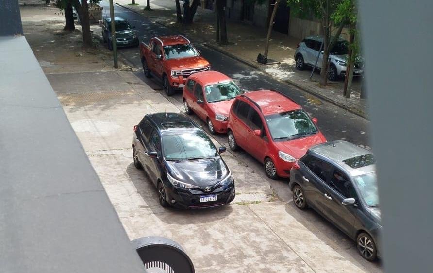 Mal estacionamiento, una costumbre que se extiende en la calle 40