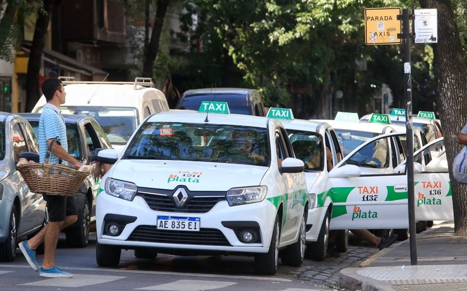 Viajar en taxi en La Plata será más caro desde mañana: los nuevos valores de la bajada y la ficha