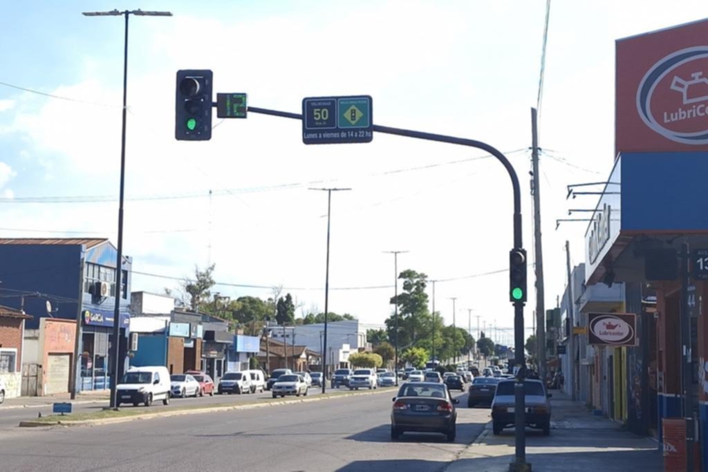 Anuncian el final del calvario en la 44: hasta 30 cuadras con luz verde