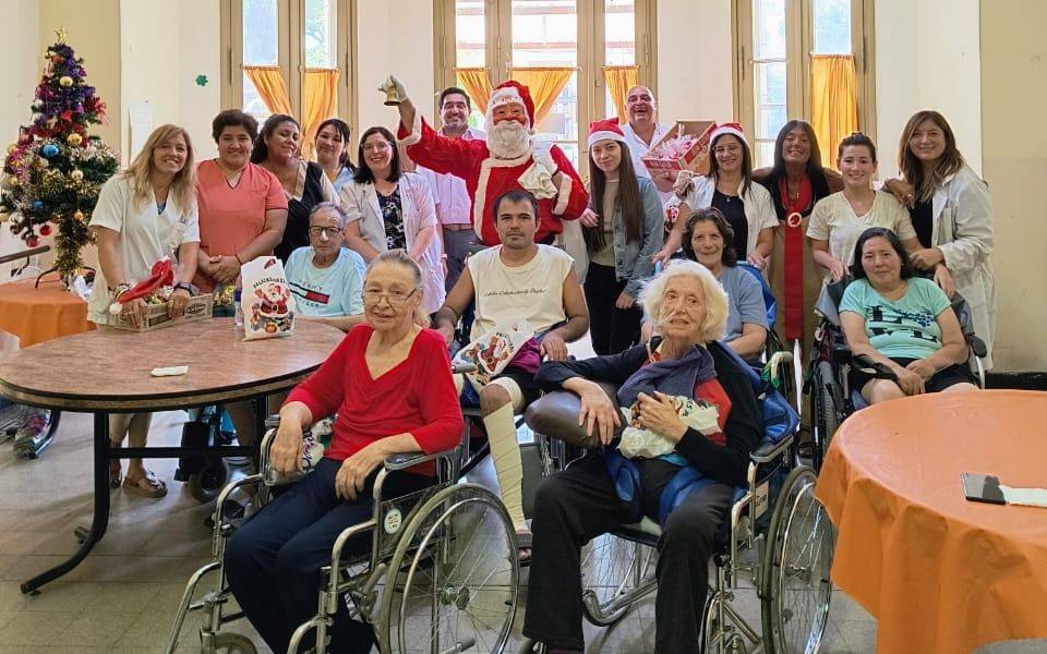 Papá Noel ya recorre la Región y esta vez visitó un hospital