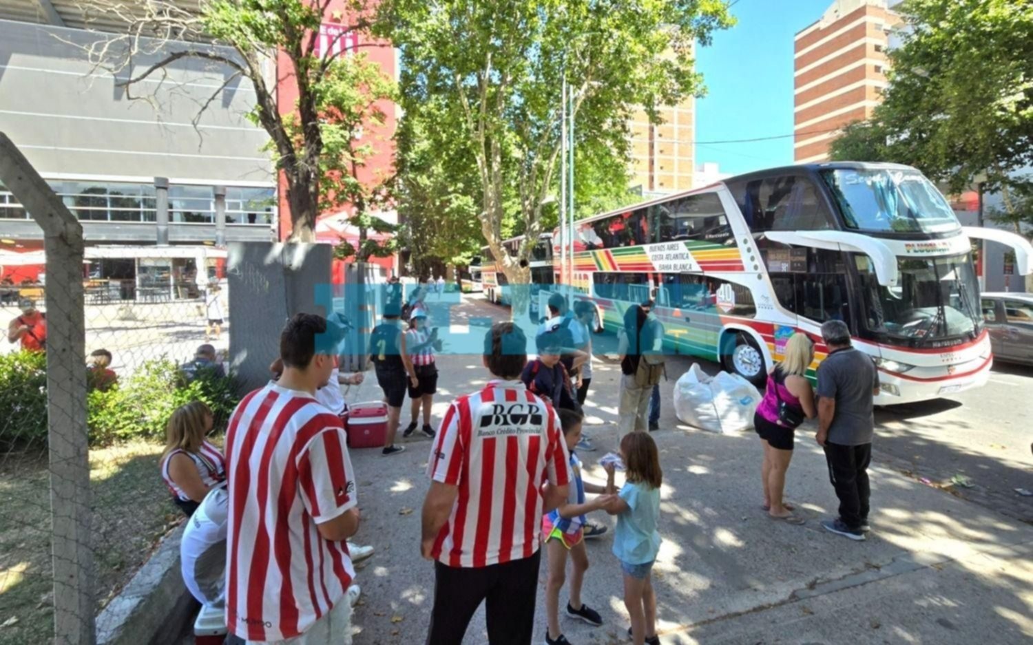 La caravana de la ilusión: desde UNO partieron más de 80 micros hacia Santiago del Estero