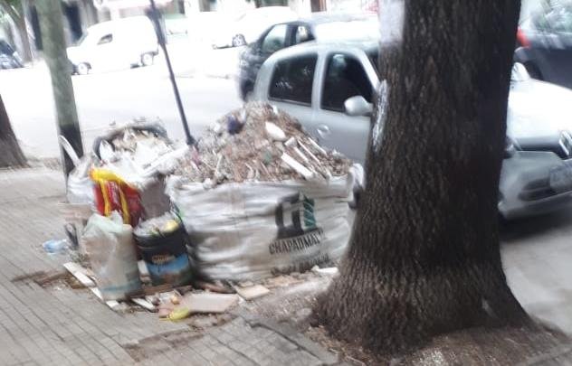 Un combo de mugre difícil de tolerar en la cuadra de 39 entre 15 y 16