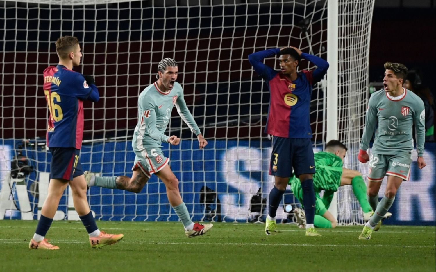 Con gol de Rodrigo De Paul, Atlético de Madrid venció 2 a 1 al Barcelona y es líder de La Liga