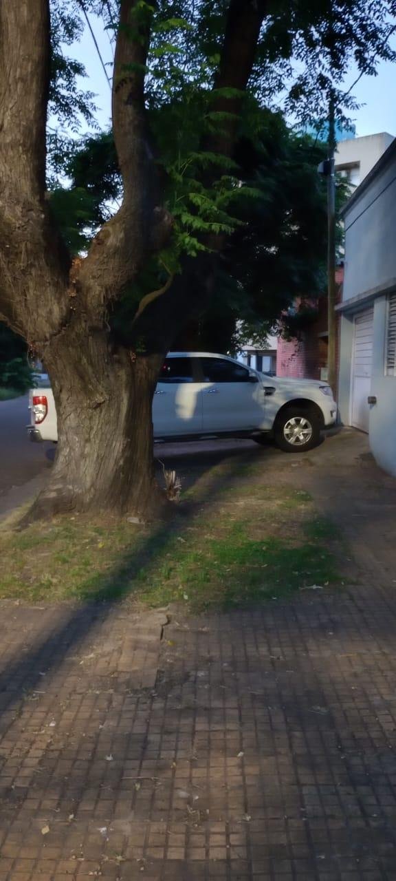 Se acumulan las denuncias en los barrios por el “estacioná donde quieras”