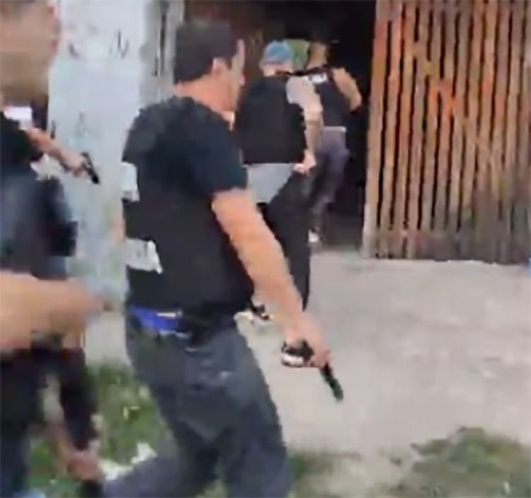 Policías armados atraparon a un acusado por un robo en una vivienda de Los Hornos