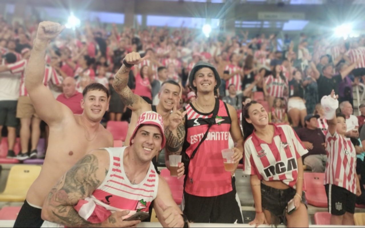 Galería de Imágenes.- La gente pincharrata acompañando al equipo en Santiago del Estero