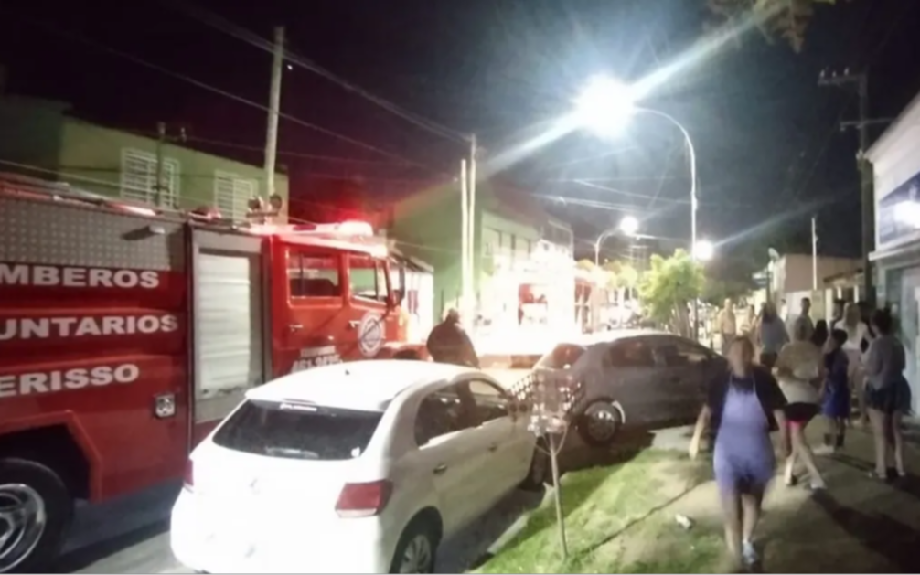 Berisso: incendió consumió una casa y hay un hombre internado