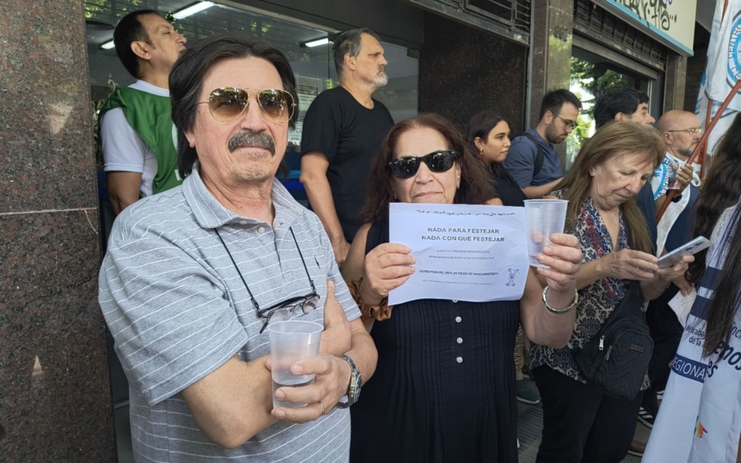 Jubilados brindaron con pan y agua frente al PAMI en La Plata