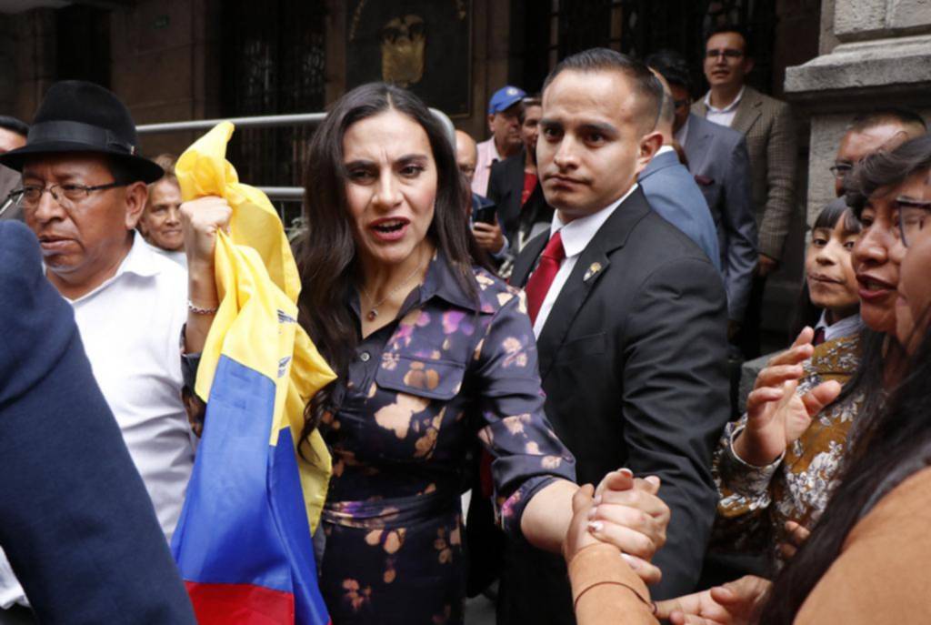 Una jueza restituyó en su cargo a la vicepresidenta de Ecuador