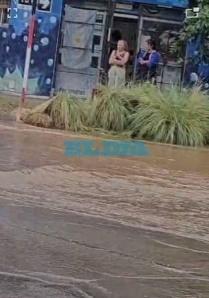 Preocupa la red de ABSA en un barrio de La Plata: un "río" en la calle y el miedo a pasar la Navidad a "canilla seca"