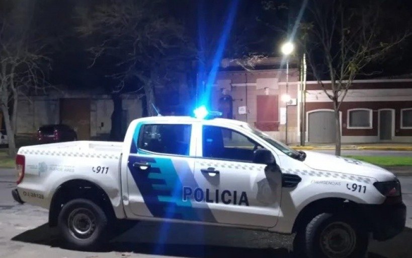 Rápidos, furiosos y con droga en Berisso: pasan semáforo en rojo, se ponen nerviosos con la policía y los descubren