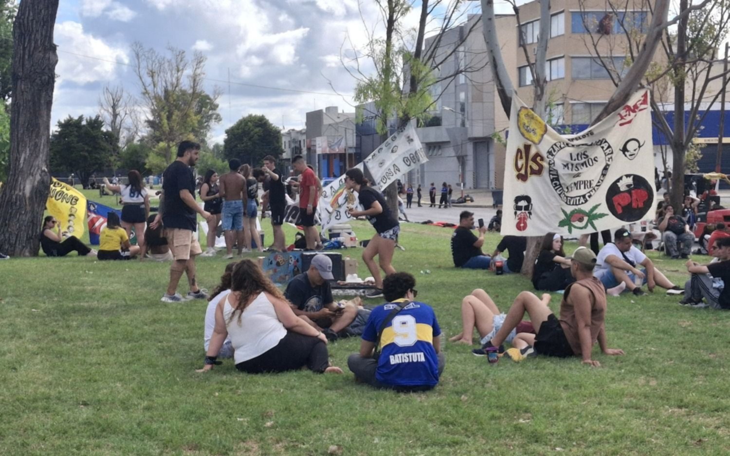 Volvía del recital de Los Piojos en La Plata y lo apuntaron con dos armas