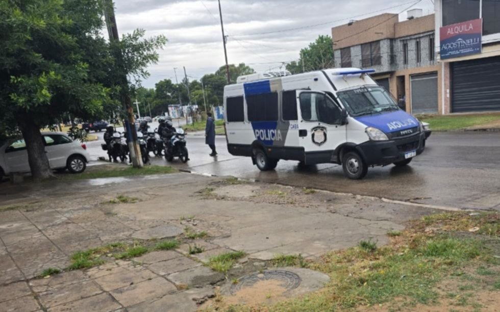 Allanamientos múltiples por un crimen en La Plata: hubo varios detenidos