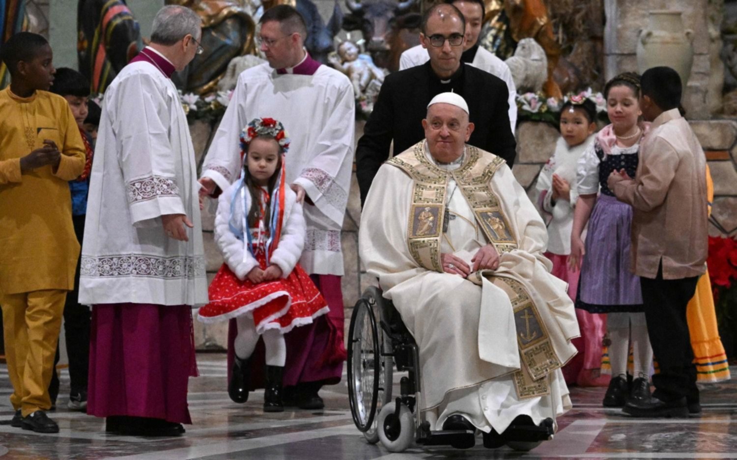 El papa Francisco presidió la misa de Nochebuena y dio inicio al “Año Santo” en Roma