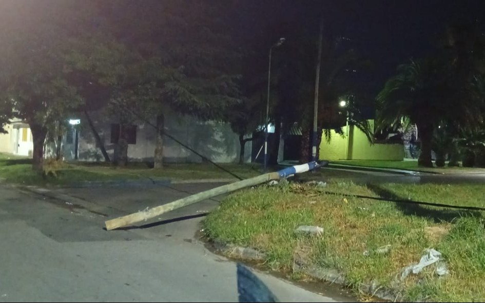 Vecinos alertaron por un poste caído en La Plata : "A nadie le importó y sigue siendo un peligro"