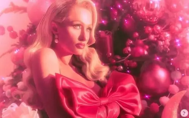 Paris Hilton hizo estallar las redes con su sesión de fotos para la Navidad