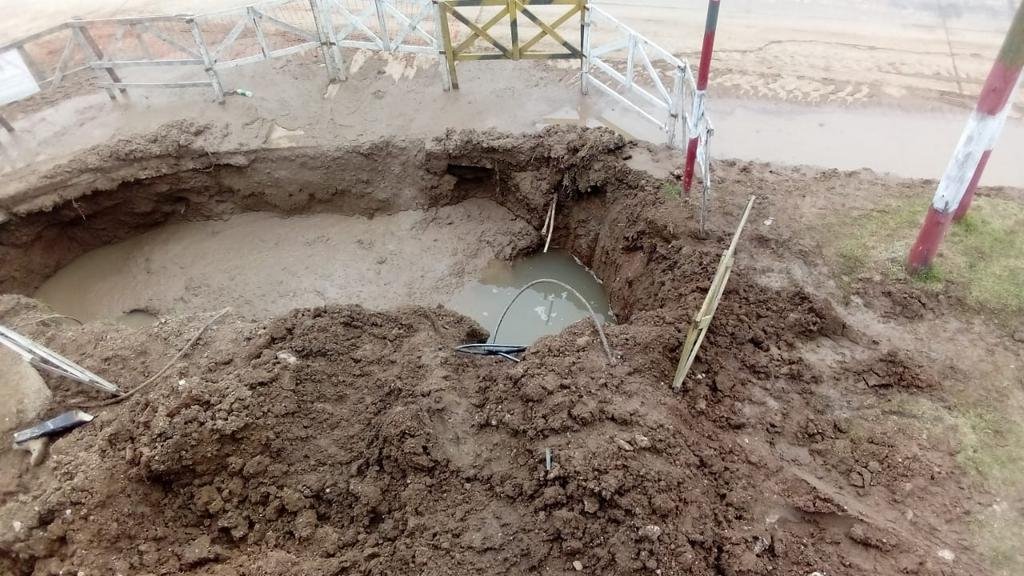 En 120 y 73 una pérdida dejó sin agua y con bronca a todo el barrio