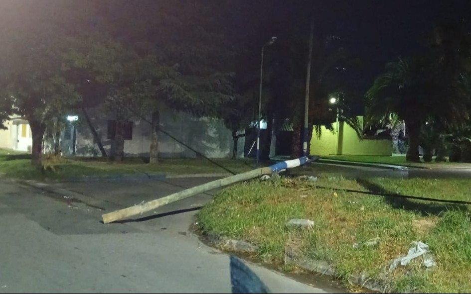 Denuncia de vecinos por la caída de un poste de luz: “No le importó a nadie”
