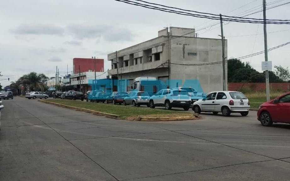 Fuerte reclamo en Olmos por la "onda verde": filas de hasta 4 cuadras para salir a la 44 y "puro caos" vial barrio adentro