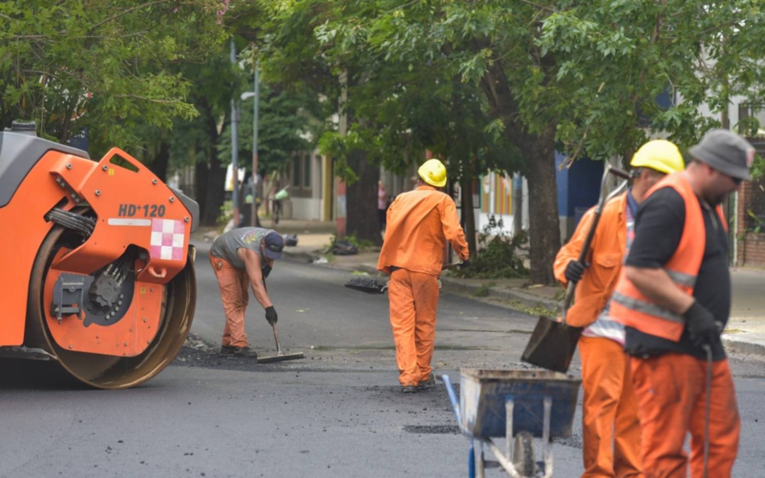 Avanza el plan de bacheo en La Plata: suman otros 10 kilómetros de obras